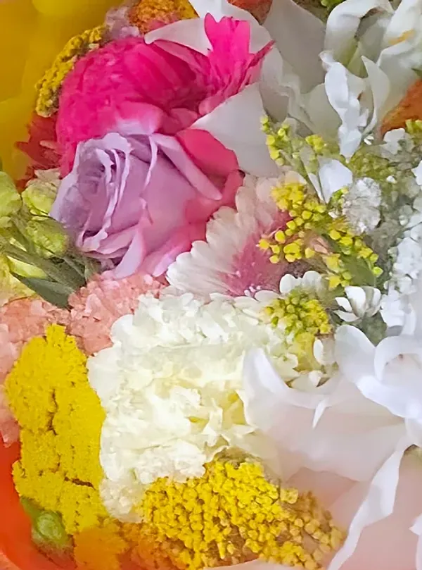 Dettaglio di un bouquet colorato con rosa lilla, garofani e achillea