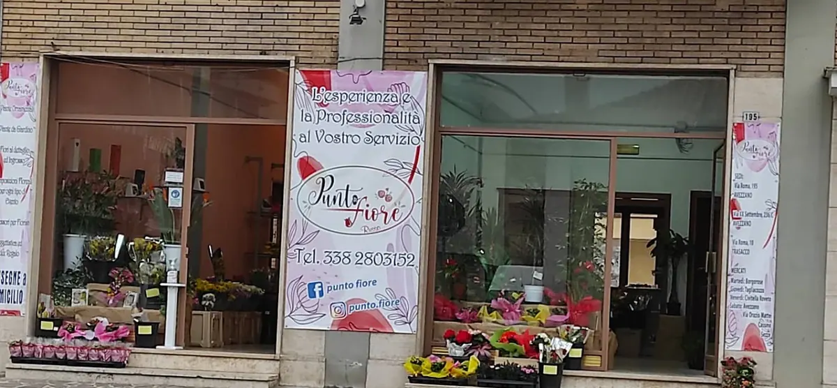 Esterno del negozio Punto Fiore in Via Roma ad Avezzano, con vetrine e fiori in esposizione