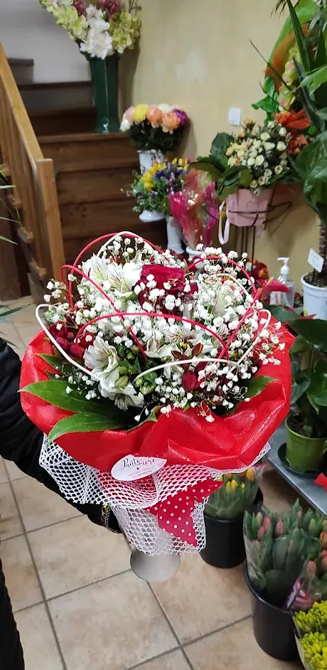 Bouquet bianco e rosso con alstroemeria, gypsophila e carta rossa