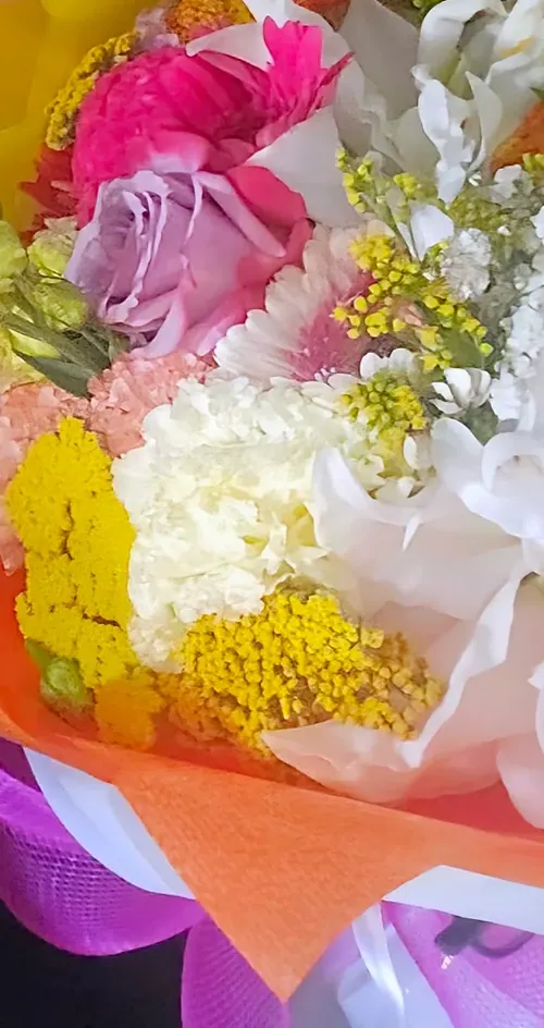 Bouquet colorato con rosa lilla, gerbera fucsia, garofani e achillea gialla