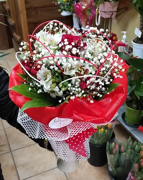 Bouquet bianco e rosso con alstroemeria e gypsophila in carta rossa