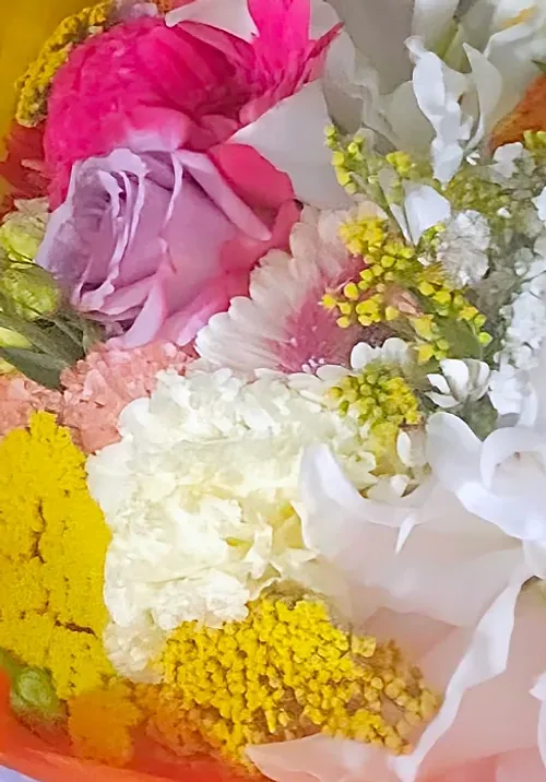 Bouquet colorato con rosa lilla, gerbera fucsia, garofani e achillea gialla